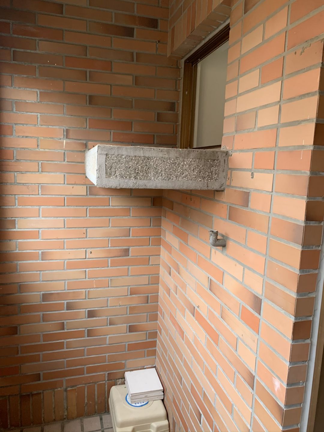 東大路冷氣平台打除磁磚修補